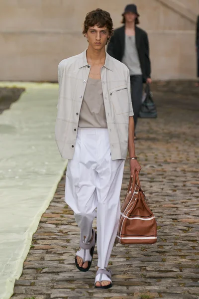 Look 16